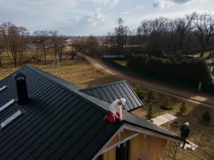 Nowoczesne pokrycie dachowe o minimalistycznym wyglądzie – elegancja i trwałość w jednym