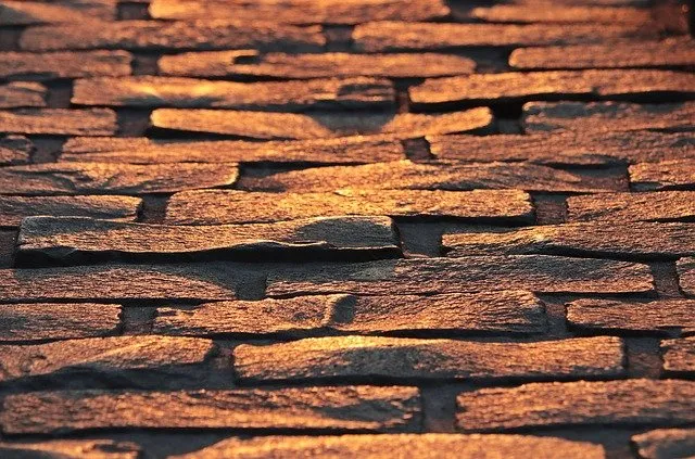 Jak ułożyć kostkę brukową i jakie narzędzia są potrzebne?